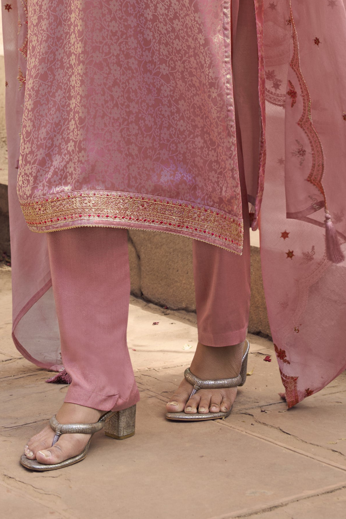 Beautiful Shalwar Kameez for women living in USA for Specials Occasions, Weddings, Engagement And Religious Ceremony.