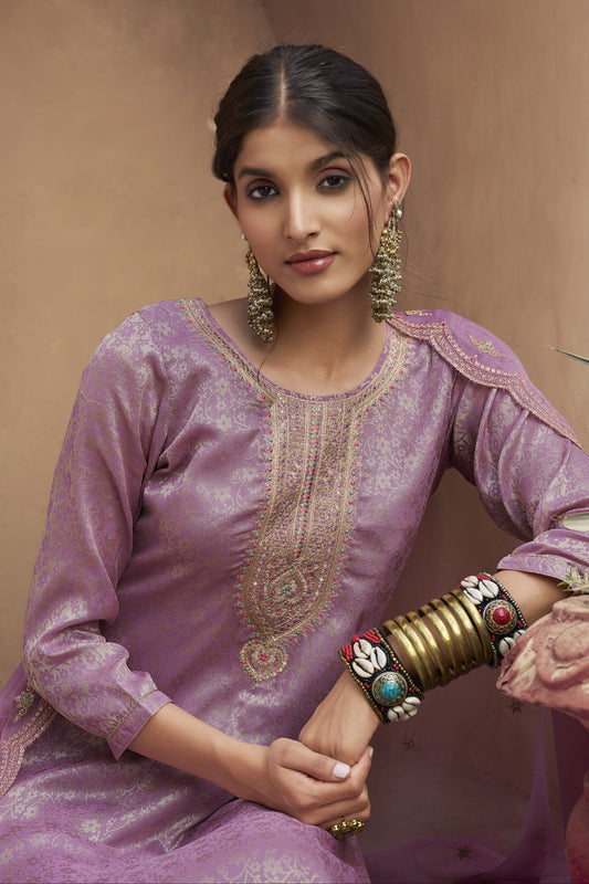 Beautiful Shalwar Kameez for women living in USA for Specials Occasions, Weddings, Engagement And Religious Ceremony.