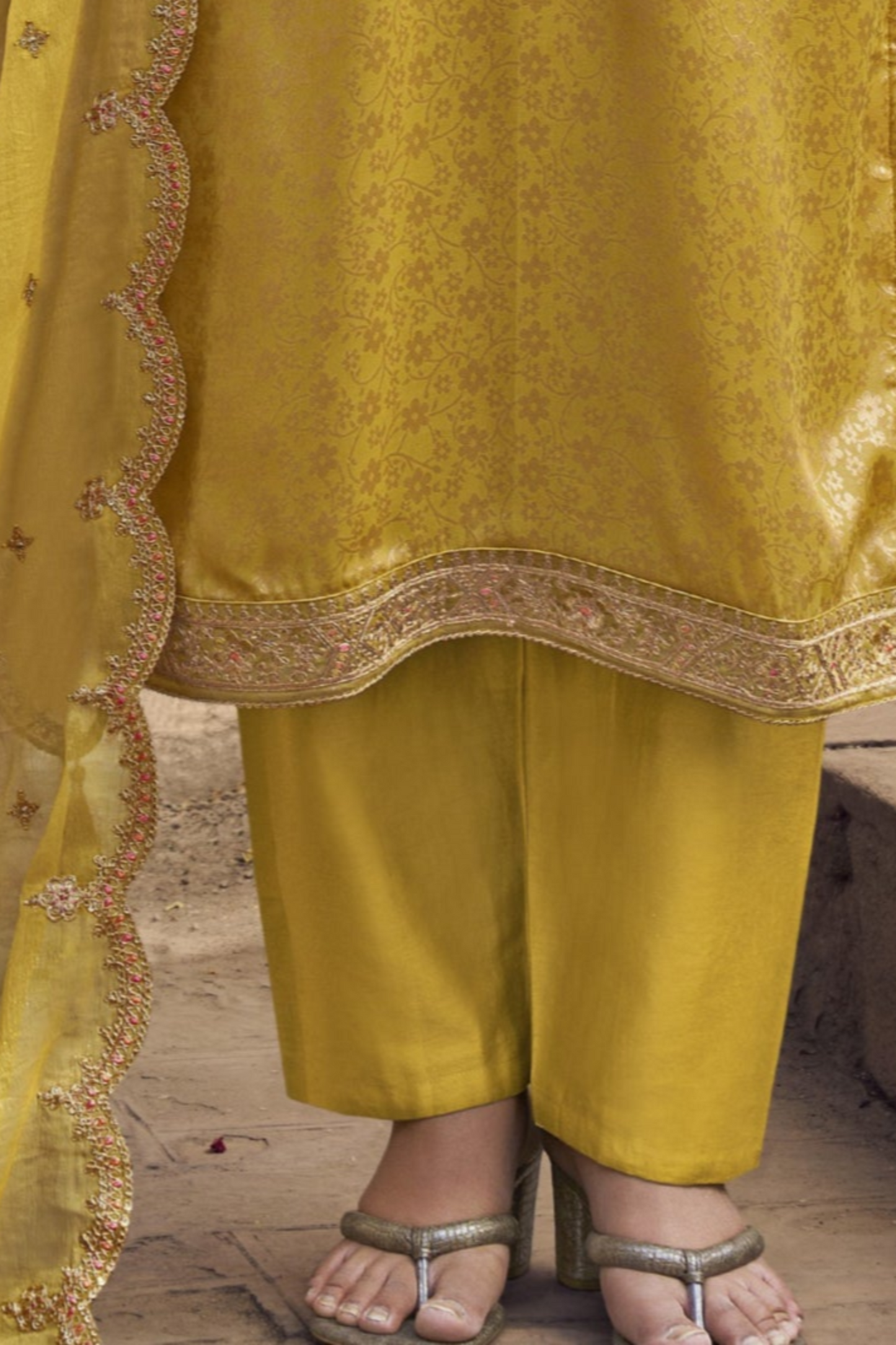 Beautiful Shalwar Kameez for women living in USA for Specials Occasions, Weddings, Engagement And Religious Ceremony.
