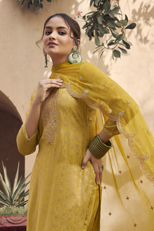 Beautiful Shalwar Kameez for women living in USA for Specials Occasions, Weddings, Engagement And Religious Ceremony.